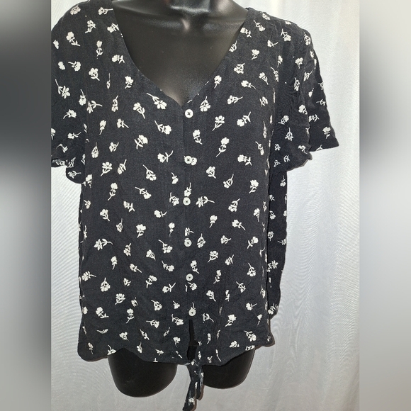 So large floral blouse button-down ties at waist - Picture 2 of 7